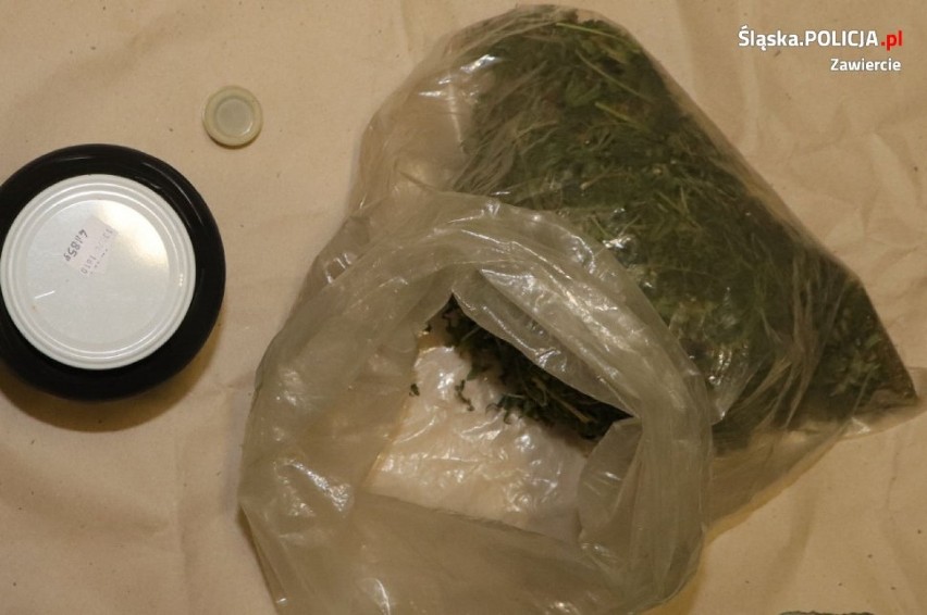Policjanci zabezpieczyli prawie kilogram narkotyków u mieszkańca Łaz.
