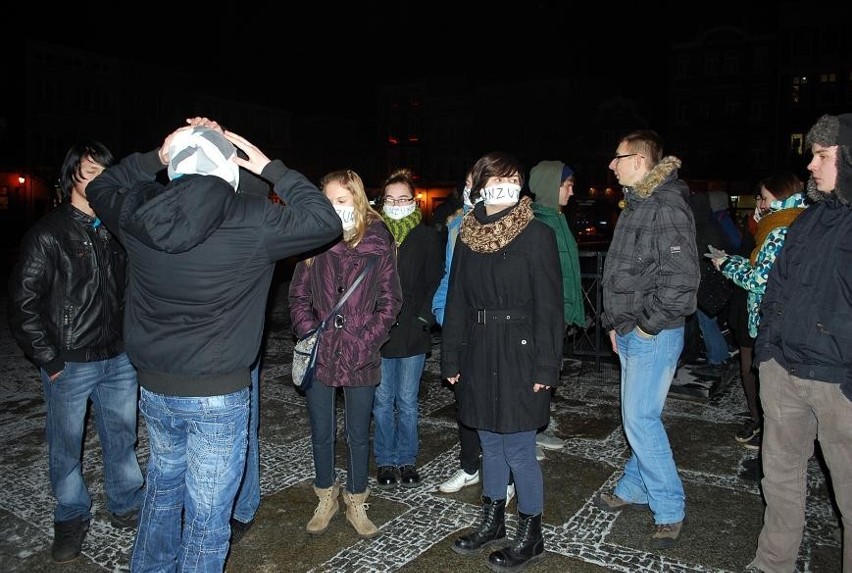 Leszno: Mieszkańcy manifestowali przeciwko podpisaniu ACTA. Skandując przeszli ulicami [ZDJĘCIA]