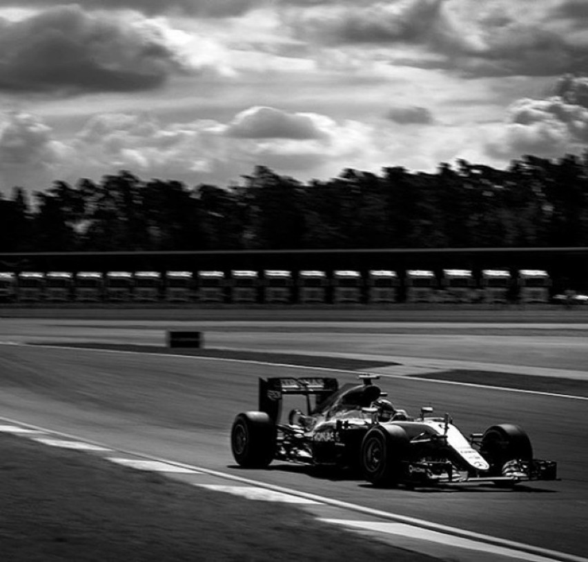 Ten fotograf zawstydził wszystkich w branży, robiąc zdjęcia Formuły 1 stuletnim aparatem [FOTO]
