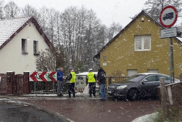 Do zdarzenia doszło we wtorek, 31 marca, z samego rana. Kierujący oplem jechał ul. Jedrzychowską w kierunku Zatonia. Na zakręcie wpadł w poślizg i wypadł z drogi uderzając w ogrodzenie. Samochód uszkodził bramę. Na miejsce została wezwana zielonogórska drogówka. Na szczęście nikomu nic się nie stało. Zdarzenie zostanie zakwalifikowane jako kolizja. Na ostrym zakręcie już kilku kierujących wypadło z drogi uderzając w płot tej samej posesji.