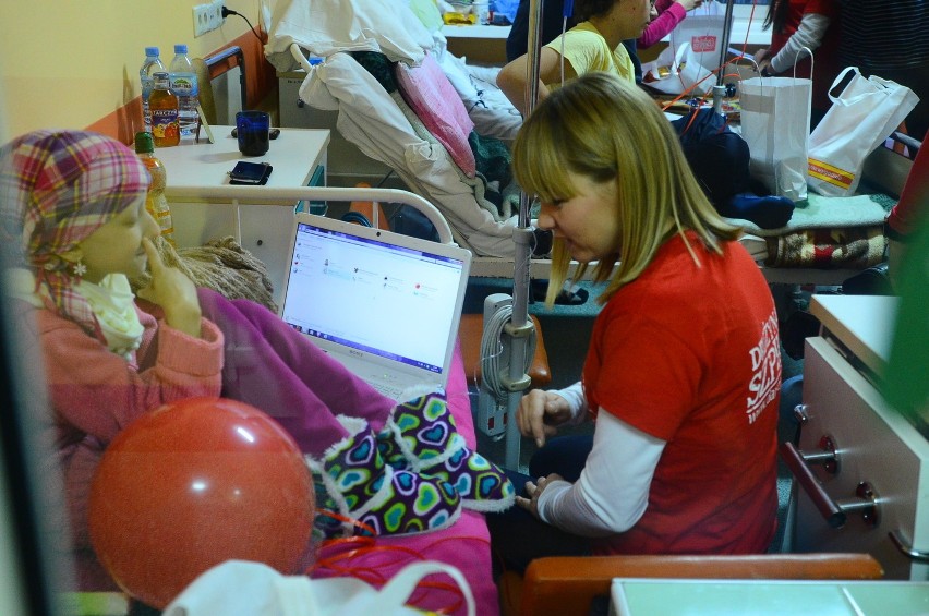 Katarzyna Bujakiewicz w rozmowie z jedną z małych pacjentek