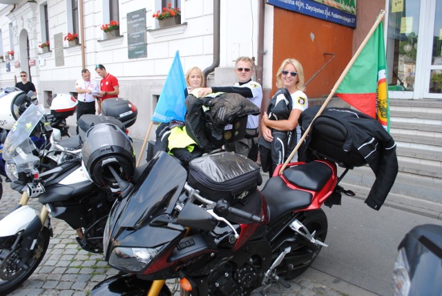 To już piętnasty udział  motocyklistów Ludowego Klubu Turystycznego „Wyczół” Gościeradz  w światowych zlotach motocyklistów FIM Rally. 17 załóg pojechało w 2014 na zlot w Finlandii, rok później w Słowacji i tyle też wyruszyło w lipcu br. do Troków (Litwa). 

Jak co roku uroczyście żegnało ich Koronowo - na placu Zwycięstwa. Najwięcej udziałów w zlotach mają: Zbigniew Ginter i Bolesław Zwolanowski (po 13),  Bartosz Zwolanowski (12) i Marek Wiczyński (10).  Po raz pierwszy pojechała Magdalena Zielińska.  


Wyprzedzając inny pojazd prawie doprowadził do czołowego zderzenia pod Grudziądzem

