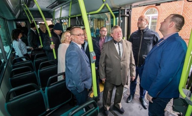 Tak radni oglądali nowe autobusy. Dziś, to nie do pomyślenia. Potrzeba maseczek i dystansu.