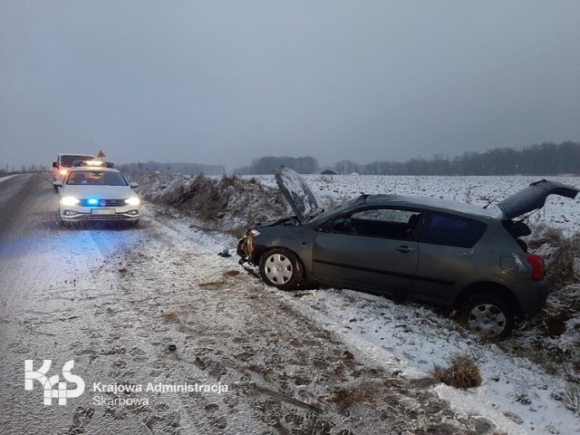 Na DK 10 w okolicach miejscowości Szczutki (powiat bydgoski, gmina Sicienko) doszło do wypadku - toyota corolla wylądowała w rowie