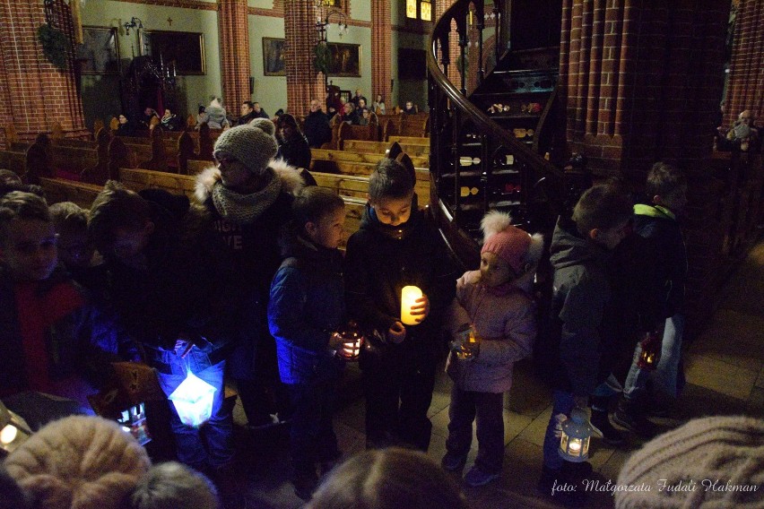 Mrok kościoła rozpraszały tylko światła lampionów, czyli nastrojowe roraty [ZDJĘCIA,WIDEO]