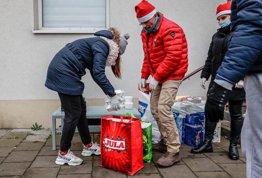 Mieszkanka Nowego Portu rozdawała obiady potrzebującym. Wraz ze znajomymi ugotowała kilkaset porcji bigosu i żurku