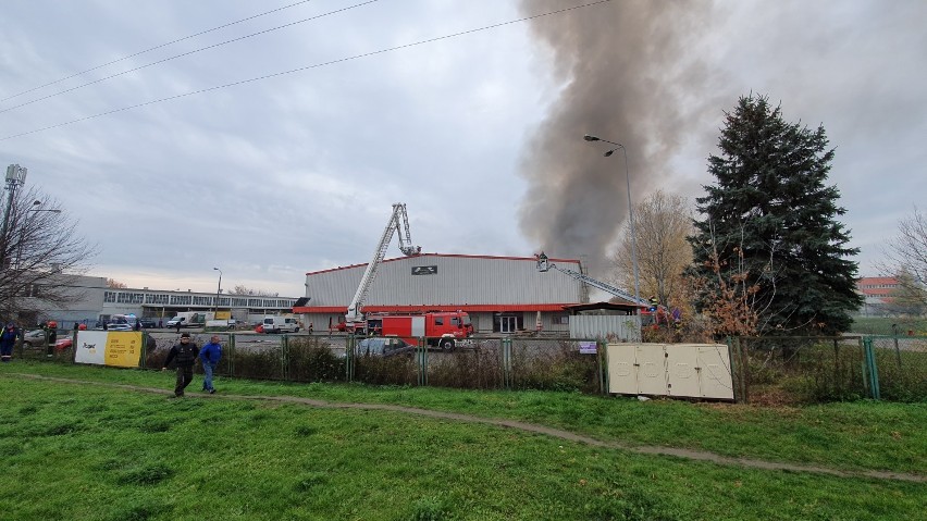 Pożar hali przy ul. Krakowiaków. 50 strażaków walczy z ogniem, kłęby dymu widać z daleka