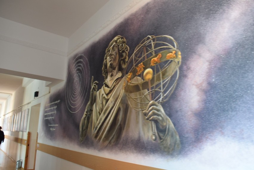 Ławka Kopernikańska i fresk na ścianie szkoły. W Krośnie uczczono 550-lecie urodzin wielkiego astronoma i patrona I LO [ZDJĘCIA]