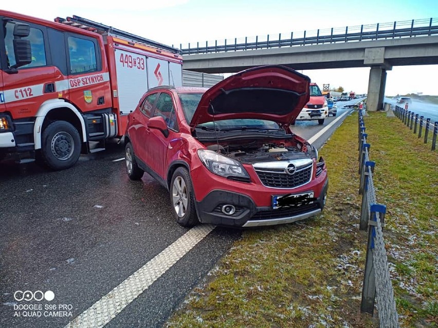 Zderzenie trzech samochodów na autostradzie A1 w Sarnowie