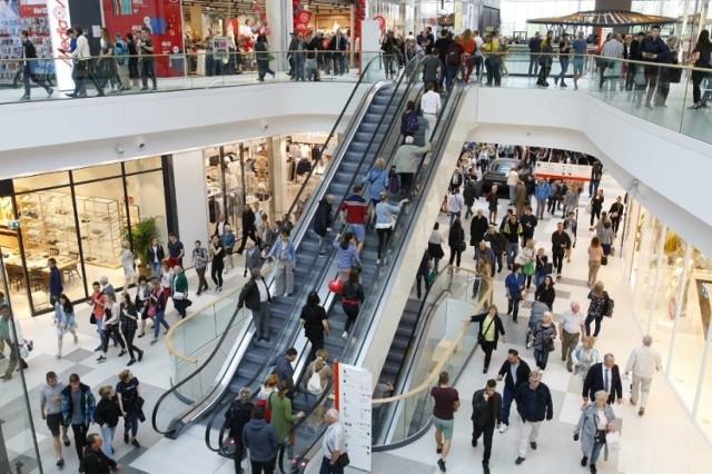 Zakaz działalności galerii handlowej nie dotyczy wszystkich sklepów. W „czerwonej strefie” wciąż otwarte pozostają sklepy spożywcze, apteki i drogerie, salony prasowe, księgarnie, sklepy zoologiczne i z artykułami budowlanymi. W galeriach handlowych nadal będą mogły działać m.in. usługi fryzjerskie, optyczne, bankowe, pralnie.