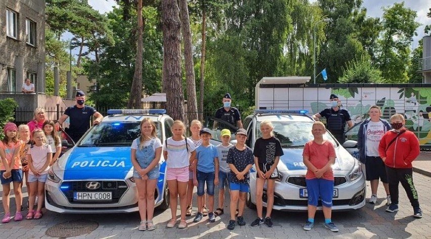 Dzielnicowy mł. asp. Mariusz Draga oraz policjanci prewencji sierż. Martin Buller i post. Borys Ziółkowski z Komisariatu Policji w Juracie spotkali się z dziećmi w świetlicy w Helu