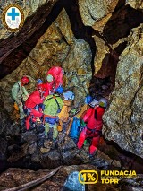 Akcja ratunkowa w jaskini w Tatrach. TOPR wyciągnął rannego taternika 