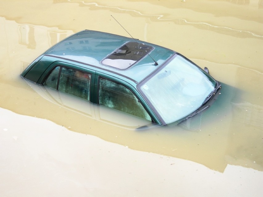 Tonący w wodzie na ul. Cegielnianej samochód