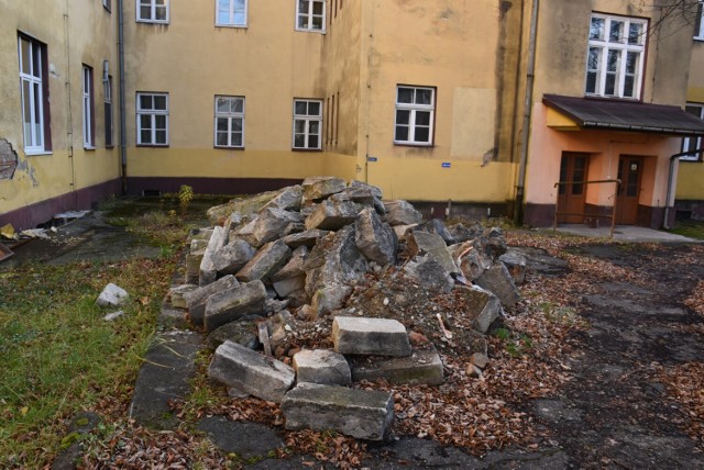 Stary szpital w Wadowicach wygląda jakby miał runąć na pobliską ulice i chodnik