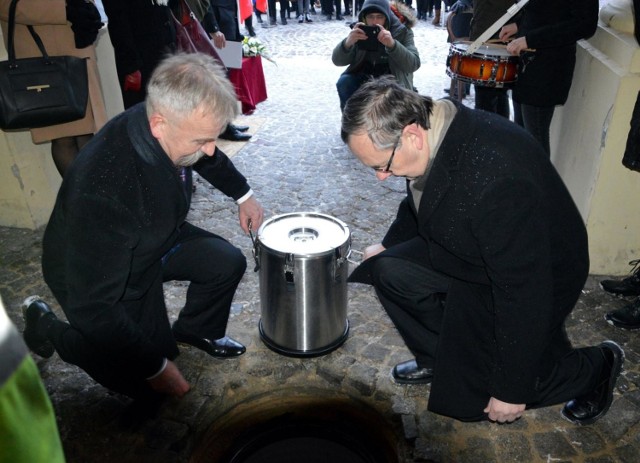 Kapsułę czasu w wykopie przed ratuszem złożył burmistrz Krzysztof Kaliński (z lewej) oraz Henryk Zasępa, przewodniczący Rady Miejskiej w Łowiczu