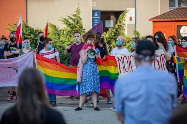 Stowarzyszenie Stan Równości i Manifa Bydgoska w sobotę (8 sierpnia) pod siedzibą PiS-u na ul. Gdańskiej spotkali się, by okazać wsparcie dla Margot, czyli Michała Sz. z warszawskiego kolektywu Stop Bzdurom. Margot w miniony piątek (7.08.) została zatrzymana przez policję i decyzją sądu aresztowana na 2 miesiące. Za co? Zdaniem policji – m.in. za napad na ciężarówkę fundacji pro-life 27 czerwca br. w Warszawie, natomiast zdaniem działaczy LGBT, ale także polityków opozycji – za poglądy i walkę z kłamliwymi treściami o osobach homoseksualnych. 

Akcja zatrzymania przez policję odbiła się szerokim echem. Uwolnienia Margot domaga się, m.in., rzeczniczka praw człowieka Rady Europy Dunja Mijatovic. 

W sobotę (8 sierpnia) w kraju odbywały się protesty w sprawie piątkowego aresztowania aktywistki Margot, a także 48 innych osób, które protestowały przeciwko temu. 

- Spotkaliśmy się tu, by pokazać, że nie ma na to naszej zgody! Stop opresji, stop homofobii! - wyjaśniali organizatorzy manifestacji w centrum Bydgoszczy.