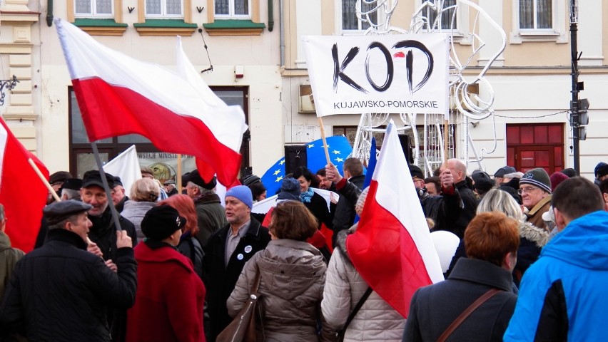 Manifestacje KOD i PiS na Starym Rynku w Bydgoszczy [zdjęcia, wideo]