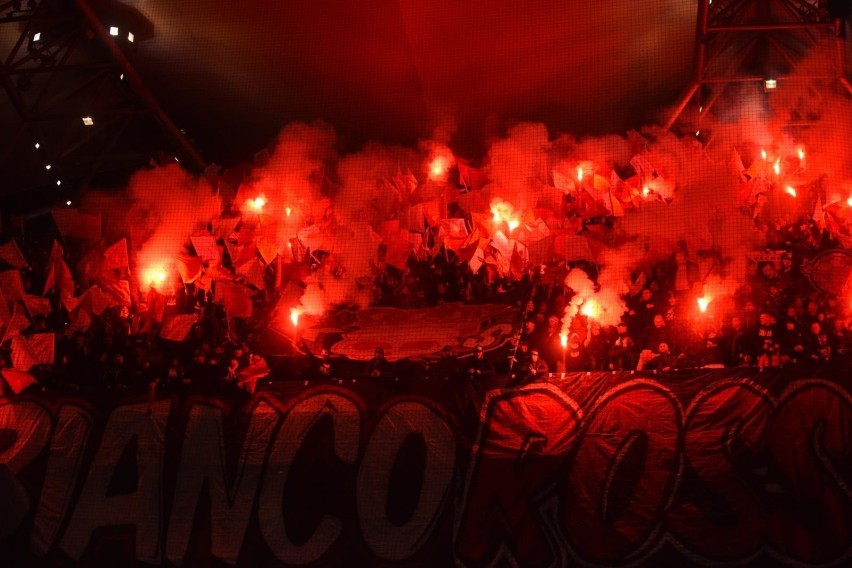 Fani Cracovii oklaskiwali zwycięstwo "Pasów" w Warszawie