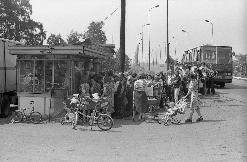 NIEDOBCZYCE
Kolejka do kiosku.