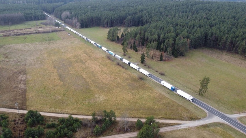 Ogromna kolejka tirów do przejścia granicznego w Bobrownikach. Kierowcy ciężarówek muszą czekać ponad dwie doby [ZDJĘCIA, WIDEO]