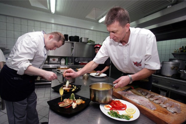 Praca w restauracji 

Kelnerzy, kelnerki, kucharze pilnie poszukiwani! Ofert takiej pracy jest naprawdę sporo. Niestety w większości przypadków potrzebne jest przynajmniej roczne doświadczenie. Co innego jeżeli chodzi o pomoc w kuchni - głównie zmywanie naczyń. Tam o pracę łatwiej. 
Ile można zarobić? Od 7 do 12 zł/h. 


"Zatrudnimy ucznia lub studenta jako pracownika kuchni oraz w razie konieczności do rozwożenie i sprzedaży kanapek, precli w biurowcach. Praca na cały etat w godzinach od 6 do 14 od poniedziałku do piątku. Wymagane prawo jazdy kategoria B. Praca do rozpoczęcia od zaraz".