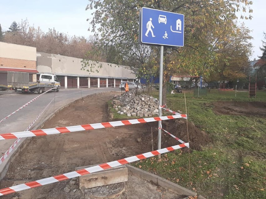 Na os. Kmiecie powstaje nowy parking na 15 samochodów.