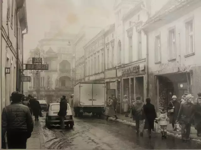 Pamiętacie sklepy "Jaś i Małgosia" i "Sportowiec"? To zdjęcie ul. 1 Maja w Mikołowie wykonano 20 listopada 1984 roku. Na zdjęciu widać, że w tym rejonie Mikołów dawniej tętnił życiem. A dziś ul. Jana Pawła II żyje?