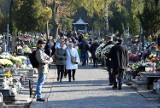 Wszystkich Świętych w Puławach. Od rana tłoczno przy cmentarzu na ul. Piaskowej. Zobacz zdjęcia