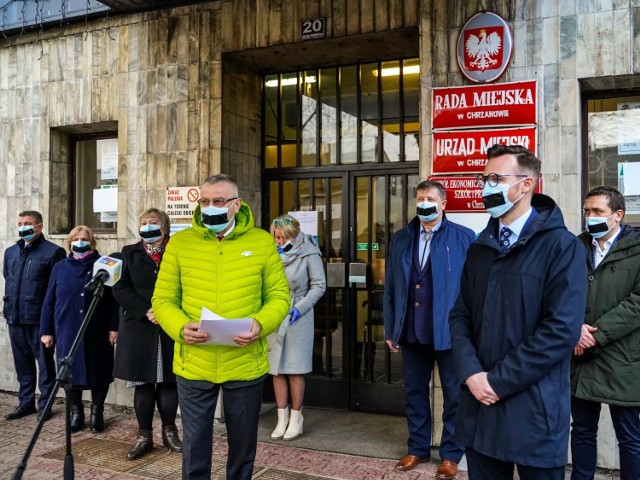 Radni z klubu Nowa Energia - Krzysztof Zubik (przy mikrofonie) oraz burmistrz Robert Maciaszek (po prawej) na konferencji prasowej wyrazili swoje niezadowolenie z działań grupy radnych, która podjęła uchwałę o wystąpieniu przez gminę ze związku
