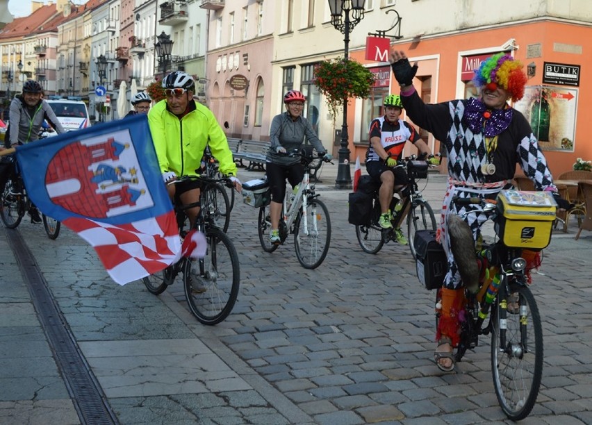 460 rowerzystów wyruszyło na trasę rajdu XI Setka Cyklisty