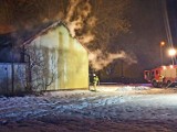 Pożar budynku gospodarczego w Jajczakach. Z ogniem walczyło 12 zastępów straży