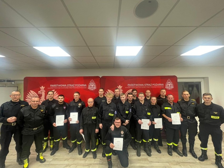 16 listopada 2022 roku w Komendzie Powiatowej Państwowej Straży Pożarnej w Pleszewie odbył się egzamin potwierdzający wiedzę i umiejętności ratowników kwalifikowanej pierwszej pomocy, czyli tzw. recertyfikacja uprawnień