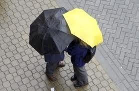 Synoptycy ostrzegają przed silnymi opadami deszczu. Najwięcej popada we wtorek.