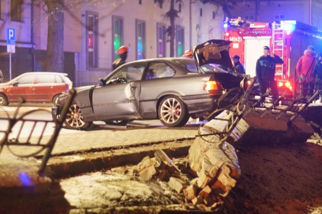 Kolizja na ulicy Częstochowskiej w Kaliszu. BMW uderzyło w betonowy murek