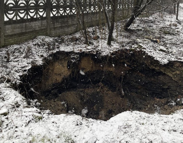 Kolejne zapadlisko w Trzebini. Dziura pojawiła się przy ogrodzeniu cmentarza