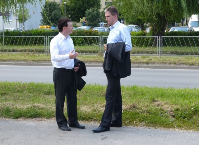Spotkanie z marszałkiem Adamem Jarubasem (z prawej), poseł Jarosław Górczyński zorganizował na parkingu przy ulicy Radwana- najbardziej zniszczonej drodze wojewódzkiej w Ostrowcu.