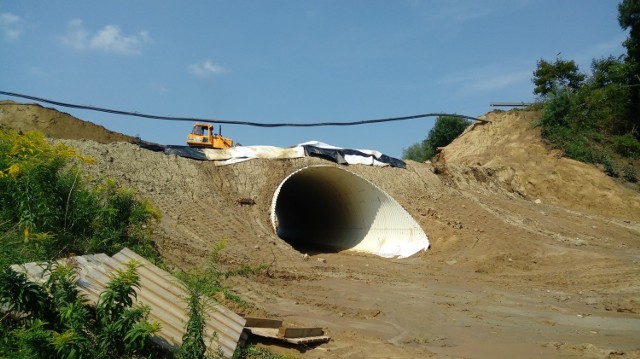 Pod ulicą Wilanowską w Gdańsku budowany jest tunel dla pieszych, łączący dwie części Jaru Wilanowska. Tak wyglądał plac budowy 2.08.2018