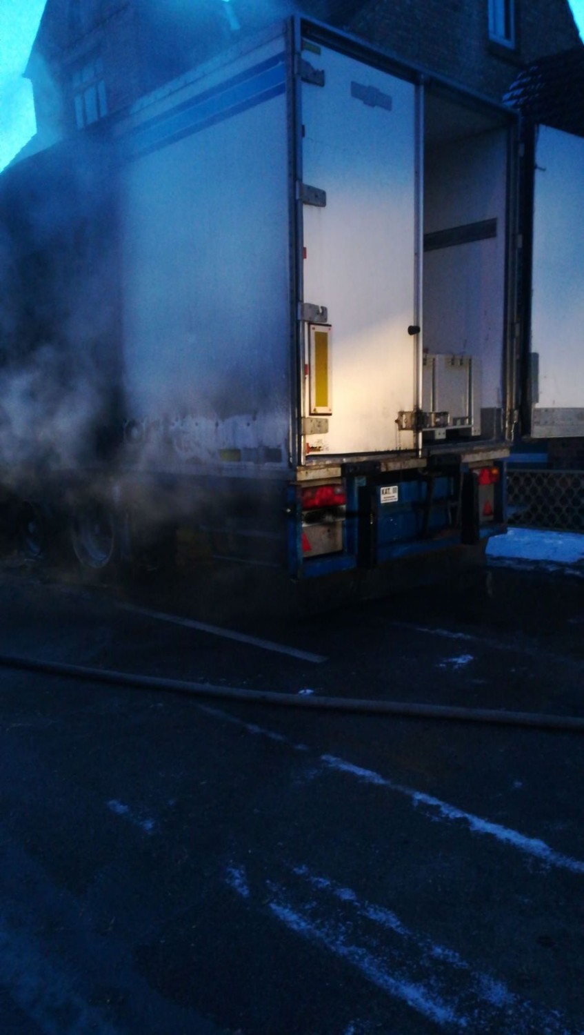 Powiat. Pożar ciężarówki - chłodni w centrum Koczały