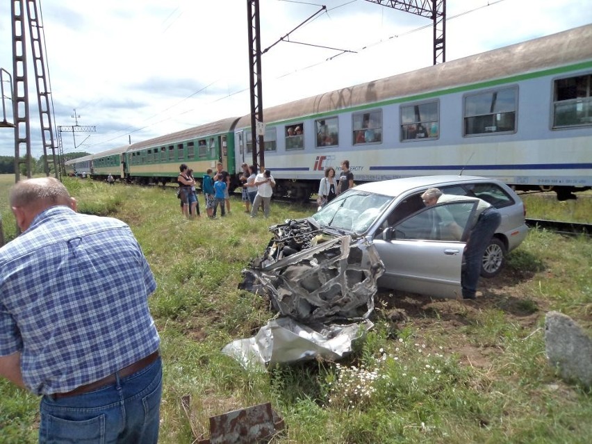Dwa auta zderzyły się z pociągiem na przejeździe w Sokołowie [ZDJĘCIA]