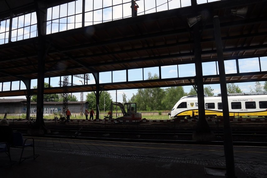 Perony zamknięte dla podróżnych, remont dworca w Legnicy [ZDJĘCIA]