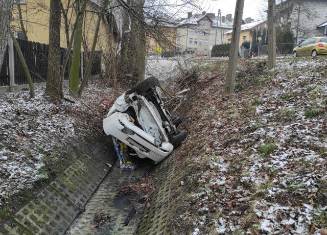 W Polance Wielkiej (8.12.2021) doszło do dwóch wypadków. Auta wylądowały w rowach