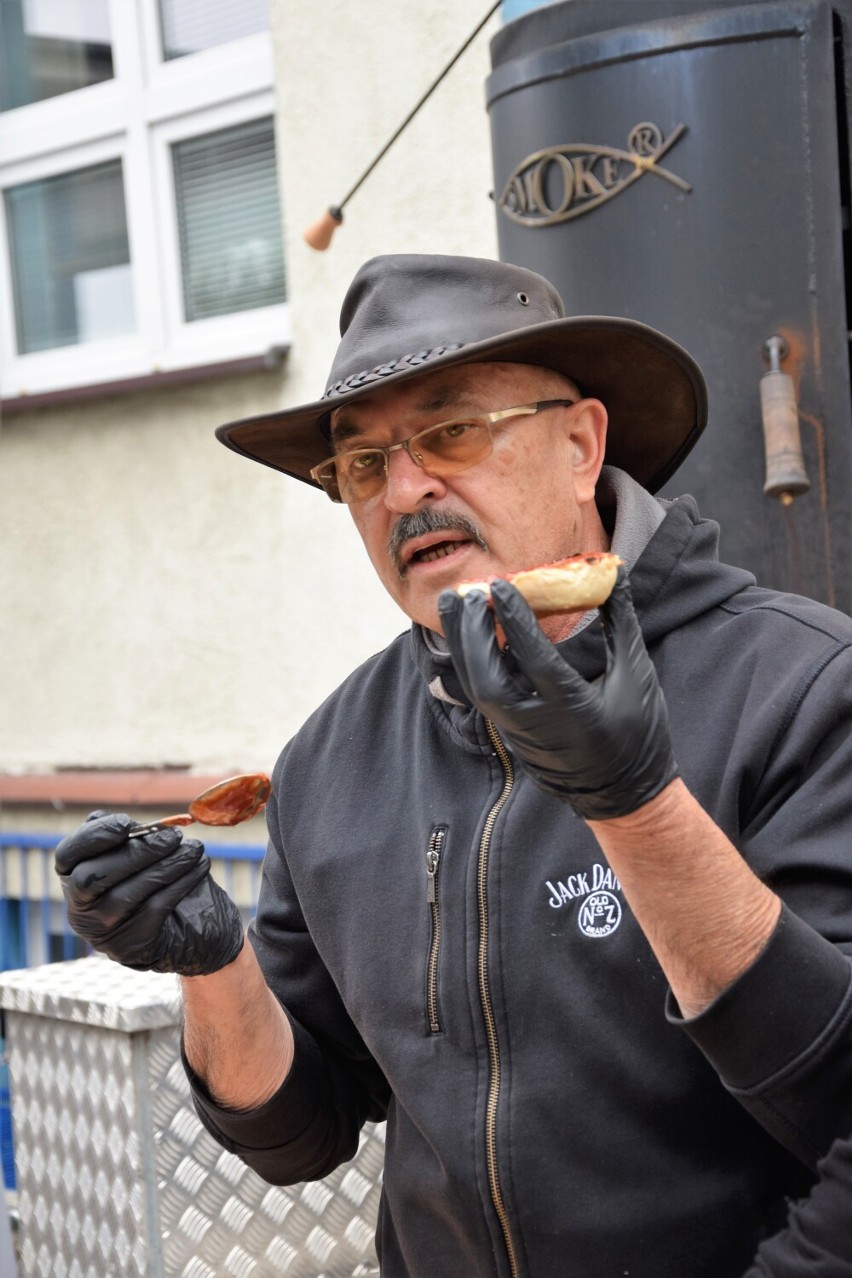 Mistrzowska lekcja barbecue i wędzenia w Powiatowym Zespole Szkół nr 2 w Sieradzu. Było smakowicie ZDJĘCIA