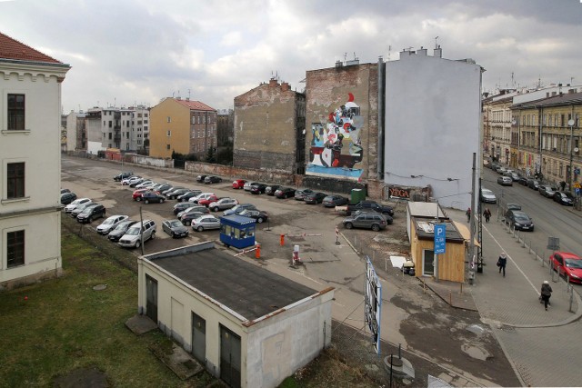 Na działce pomiędzy ul. Karmelicką a Dolnych Młynów teraz jest  parking. Radni nie chcą tu  banku, hotelu czy galerii  handlowej