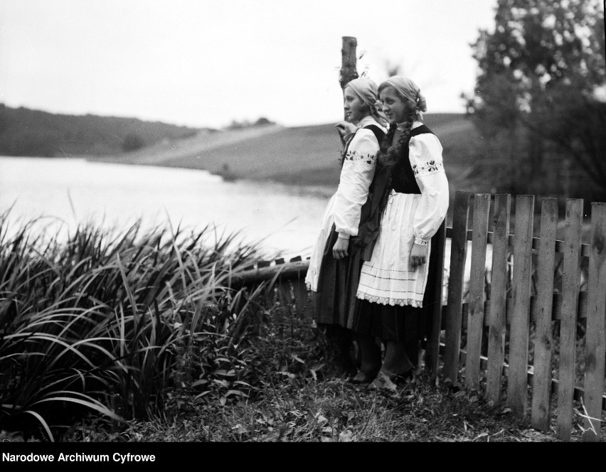 Dziewczęta z Kartuz w strojach regionalnych (1933)