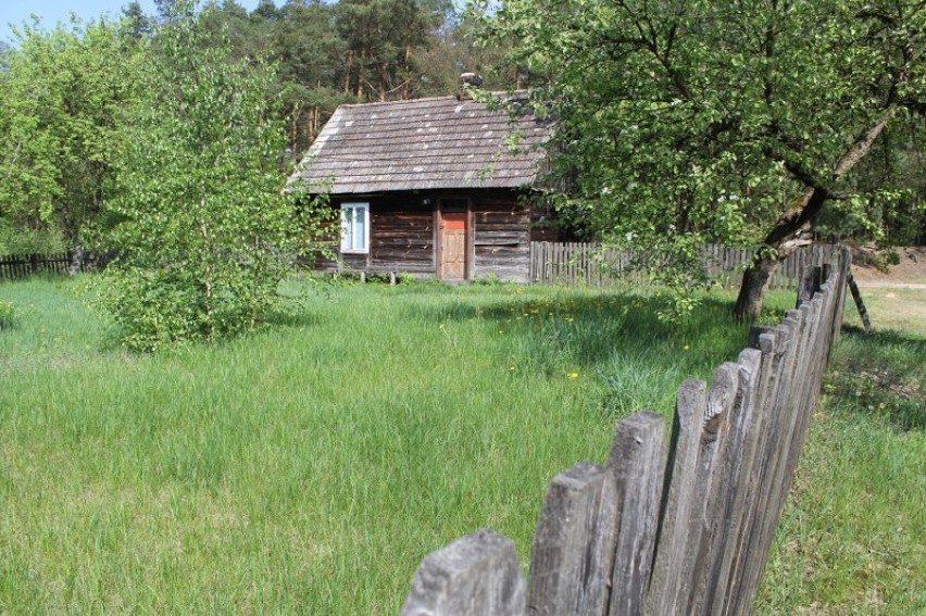 Jeden z opuszczonych domów. Łącznie na terenie przysiółka...