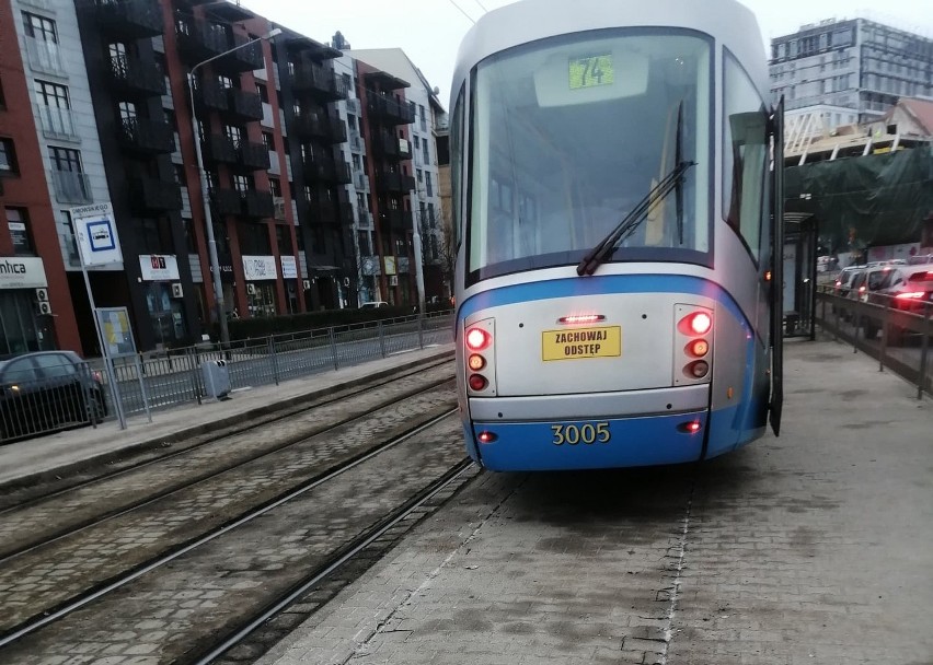 Wykolejenie we Wrocławiu. Tramwaj wjechał prosto na peron...