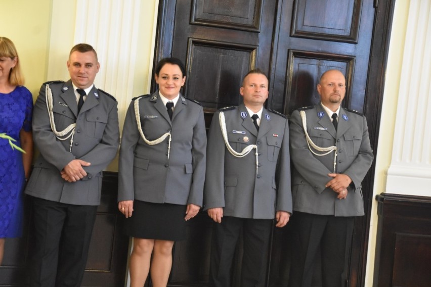 Dziś Święto Policji. Funkcjonariusze otrzymali awanse zawodowe. Zobacz zdjęcia z uroczystości w starostwie 