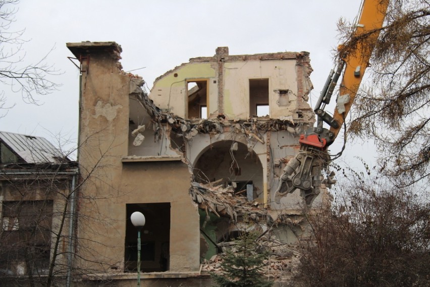 Trwa wyburzanie zabytkowego budynku pawilonu IV Sztygarki