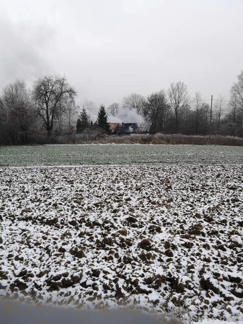 Woźniki. Rodzina straciła przed świętami dach nad głową. Ludzie pomagają, ruszyła zbiórka  [ZDJĘCIA]