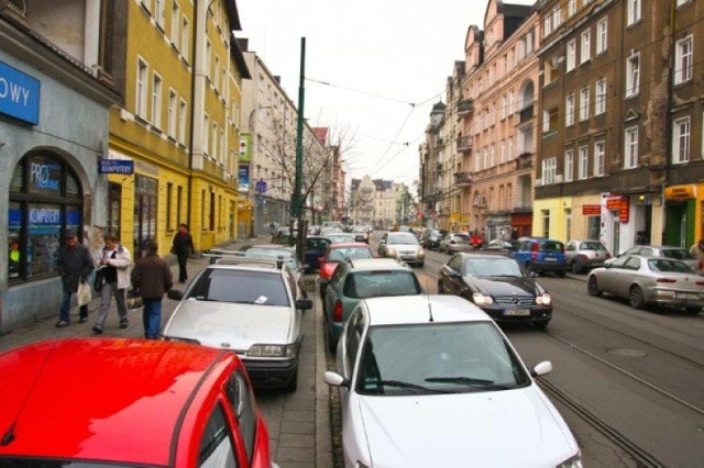 Na parkingu P+R na obrzeżach miasta kierowcy zostawiają auto, a ...